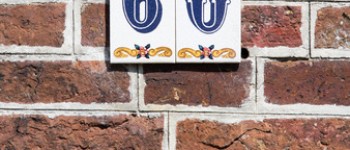 57345255-huisnummer-op-een-rode-bakstenen-muur-in-nederland-60.jpg