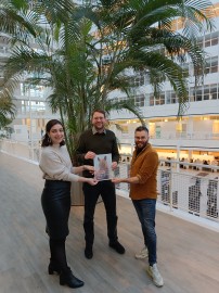 overhandiging paard in het portiek